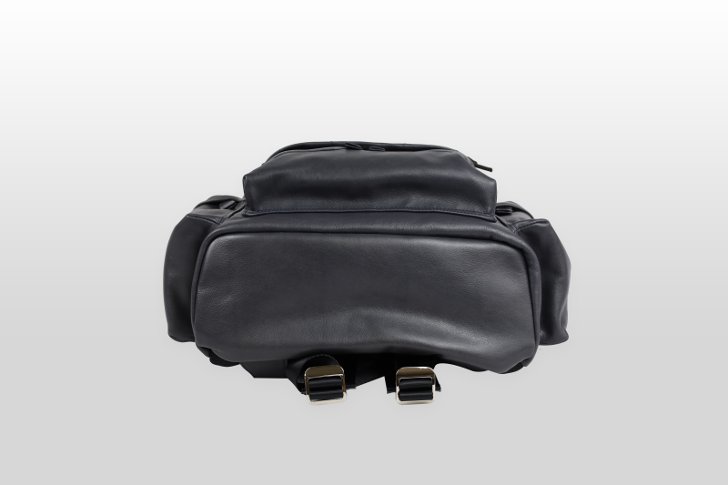 TAANNERR（タァンネリル）　撥水革　キャッスルフラップリュック