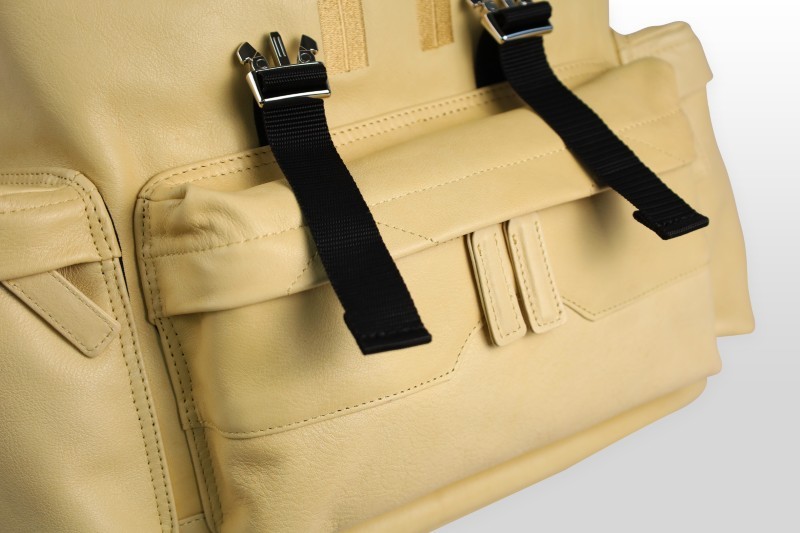 TAANNERR（タァンネリル）　撥水革　キャッスルフラップリュック