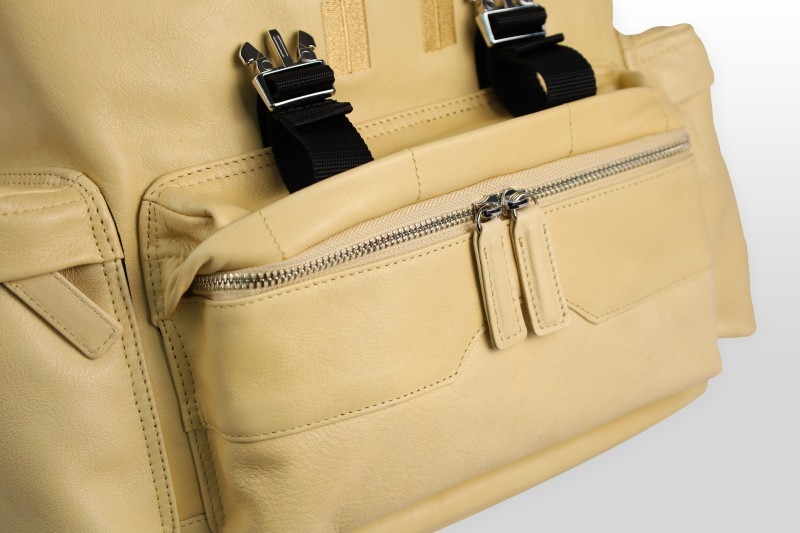 TAANNERR（タァンネリル）　撥水革　キャッスルフラップリュック