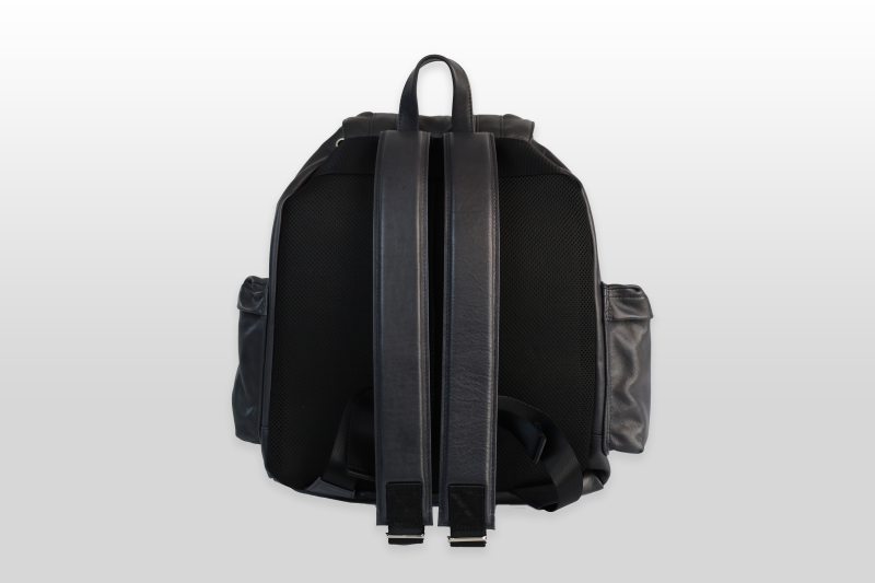 TAANNERR（タァンネリル）　撥水革　キャッスルフラップリュック