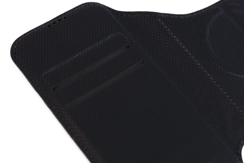 TAANNERR（タァンネリル）　MagSafe対応iPhone用ケース　イレギュラーシュリンク（Black）