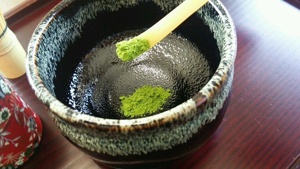 1.8～2ｇほど。茶さじがない場合ティースプーンすりきりが目安。