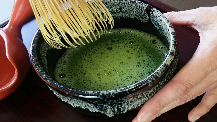 お湯はお好みの量ですが、100ＣＣほど(熱湯)で、しっかりと点てると飲みやすい抹茶になります。
