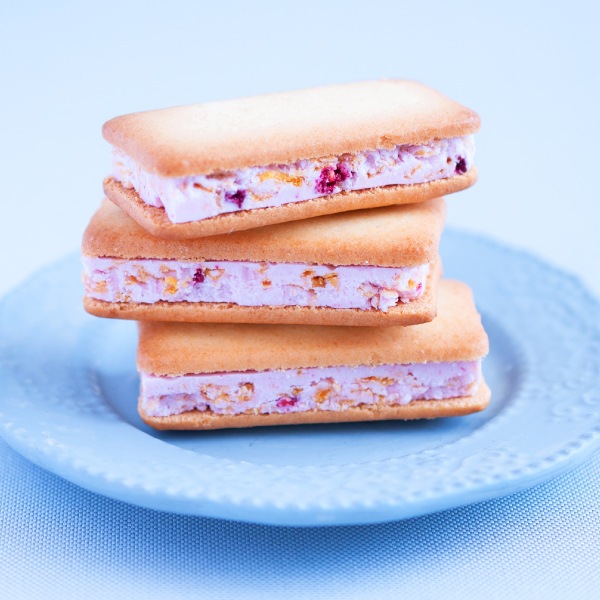 夏ギフト お中元 苺のワルツ あまおうバターサンド 10個入 | 苺 サンドクッキー クッキー waltz 宅急便発送 常温発送 proper
