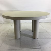 ポルトローナ・フラウ 会議用テーブル　CEO1500丸 革パンナ色 / 展示使用・県外倉庫保管品