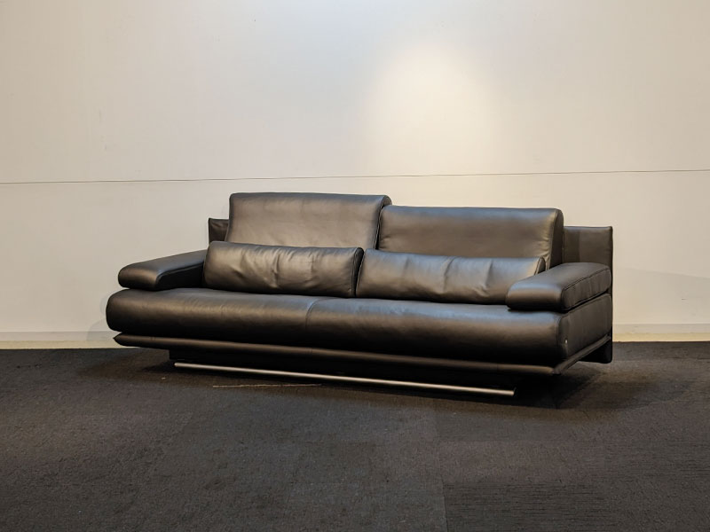 べべ　IDC大塚家具　カウチソファ　本革　ブラック GMGK466○IDC大塚家具 L/S LUXE-01 3人掛けソファ トリプルソファ 黒
