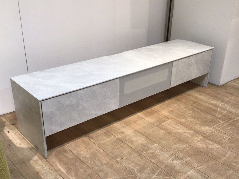 展示品　IDC大塚家具 ナラ材テレビボード　LB180「リヴァー」 W180cm テレビボード「LI-180V」幅179.4cm ライトストーン /南船橋店展示品