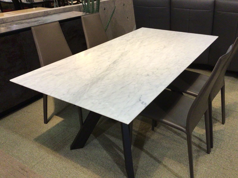 テーブル「トリゴノ SP1800 WHカラーラ/WE」/アウトレット＆ベッドルームギャラリー横浜展示品