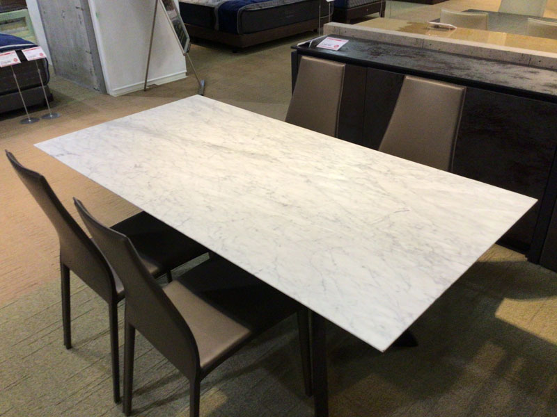 テーブル「トリゴノ SP1800 WHカラーラ/WE」/アウトレット＆ベッドルームギャラリー横浜展示品