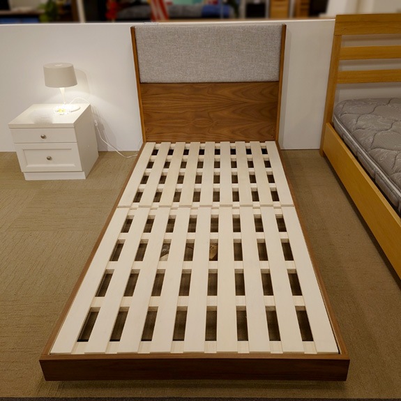 ベッドフレーム「ルーナ」ロータイプ サンドグレー・ウォールナット色　シングルサイズ/アウトレット＆リワース大阪南港展示品
