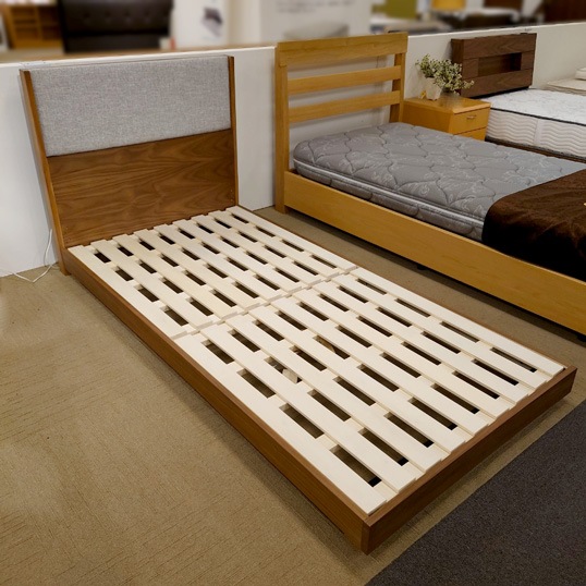 ベッドフレーム「ルーナ」ロータイプ サンドグレー・ウォールナット色　シングルサイズ/アウトレット＆リワース大阪南港展示品