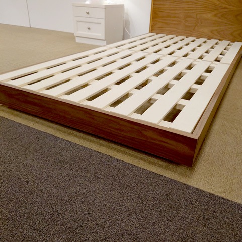 ベッドフレーム「ルーナ」ロータイプ サンドグレー・ウォールナット色　シングルサイズ/アウトレット＆リワース大阪南港展示品