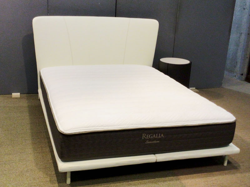 ベッドフレーム｢MODEL.07」革アイボリー / 数量限定お買い得品（新品）