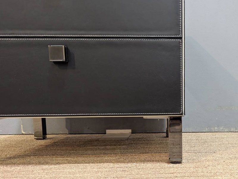 ナイトテーブル「ピュウ」サドルレザーブラック/アウトレット＆ベッドルームギャラリー横浜展示品