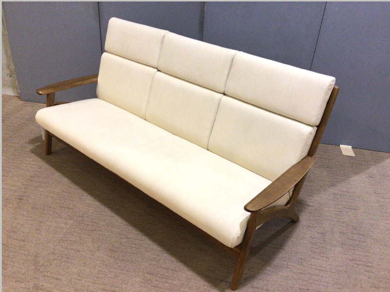 ソファ（ハイバック）「ＷS-3950Ｈ」布張り#8466Ｂディナミカ アイボリー色 / 木部ダークオーク色 / アウトレット＆ベッドルームギャラリー横浜展示品