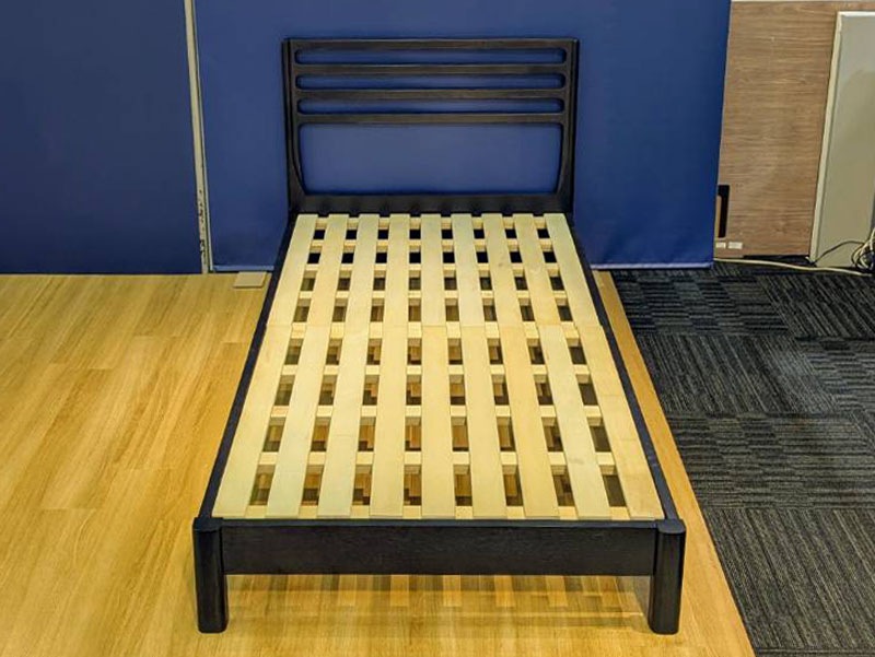 ベッドフレーム「シネマ2SP」桐すのこタイプ レッドオーク材ダークブラウン色　シングルサイズ※マットレス別売り / アウトレット＆ベッドルームギャラリー横浜展示品