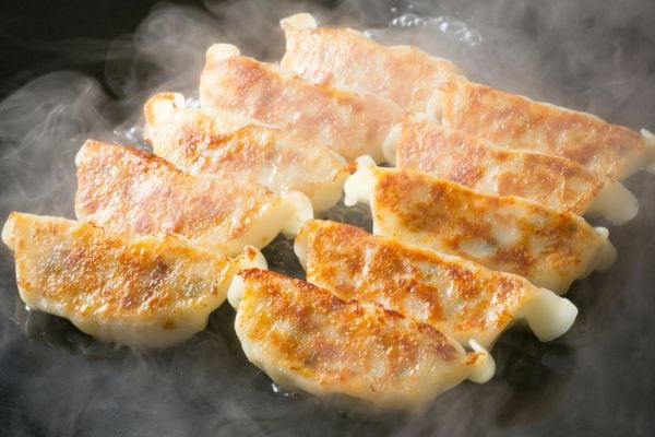 【黒豚餃子】 50個～ 1袋25個入り 九州産黒豚、青森県産にんにく使用