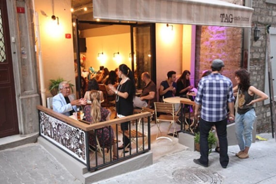 アウトドアファニチャー街中・雪山・クルーズ船・結婚式場などシーンを選ばず大活躍