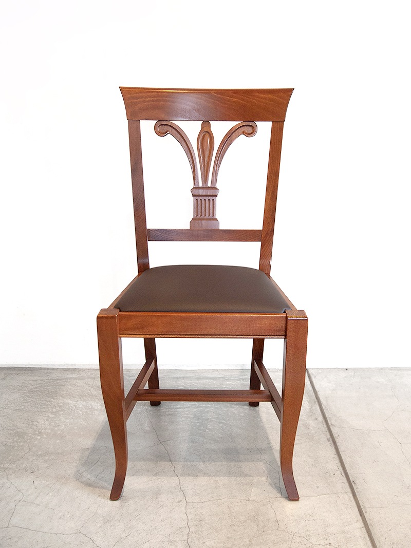 ダイニングチェアクラシカルな木製椅子はレストランでの使用にもおすすめ