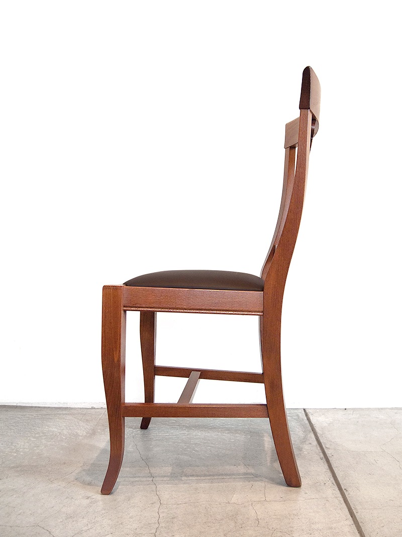 ダイニングチェアクラシカルな木製椅子はレストランでの使用にもおすすめ