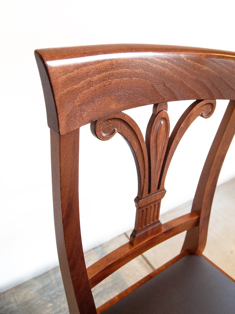 ダイニングチェアクラシカルな木製椅子はレストランでの使用にもおすすめ