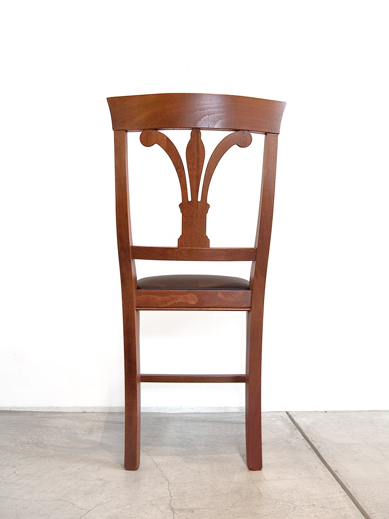 ダイニングチェアクラシカルな木製椅子はレストランでの使用にもおすすめ