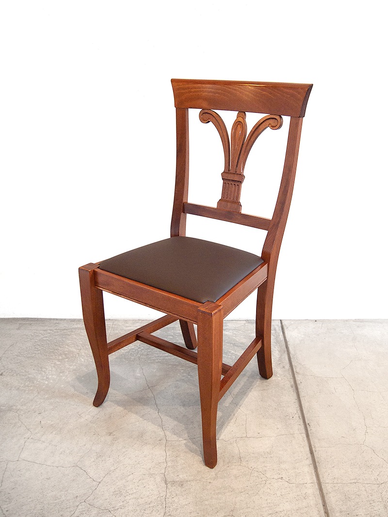 ダイニングチェアクラシカルな木製椅子はレストランでの使用にもおすすめ