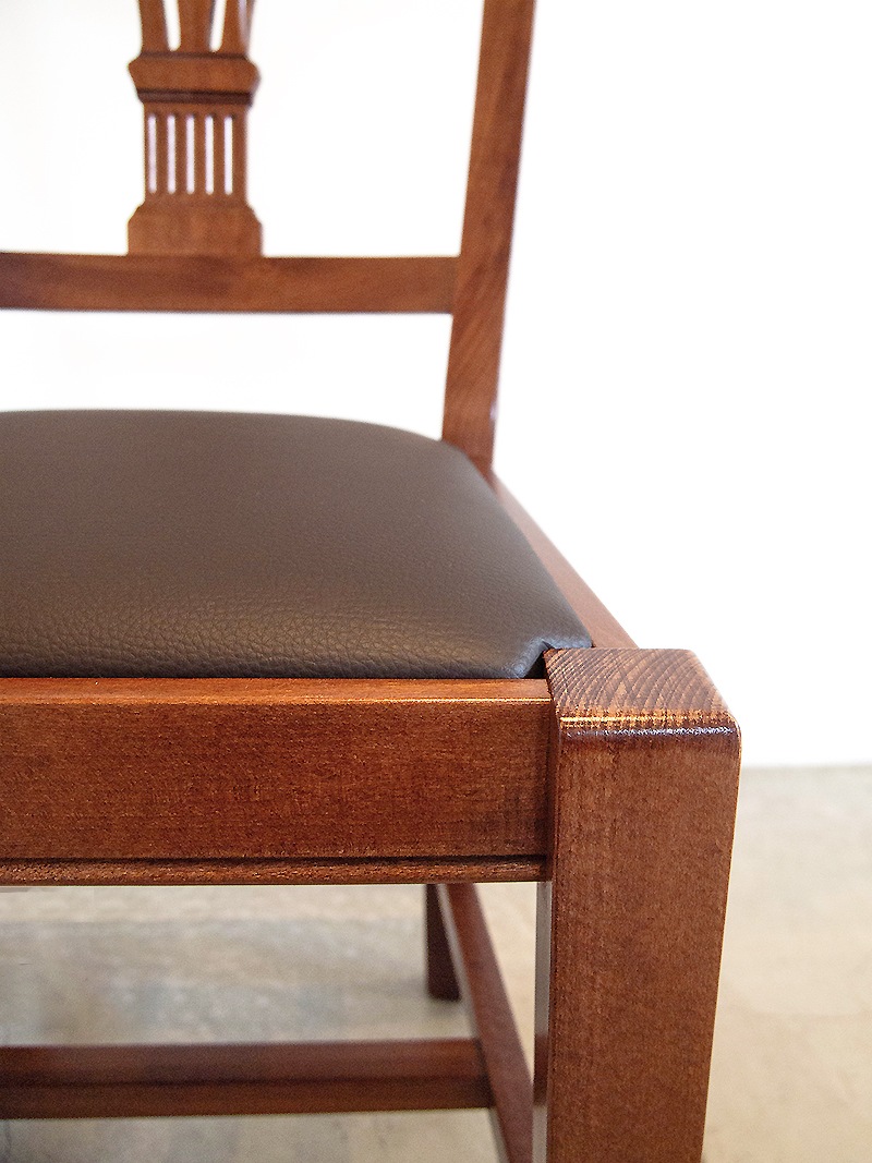 ダイニングチェアクラシカルな木製椅子はレストランでの使用にもおすすめ