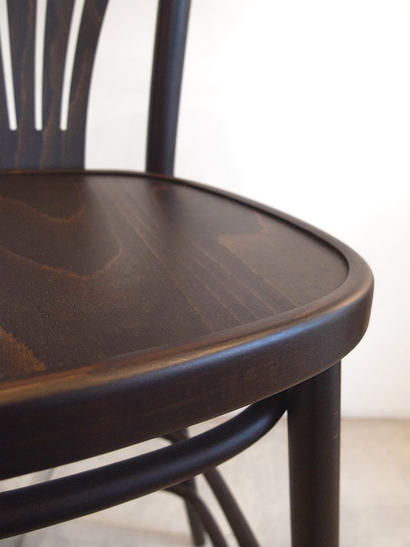 カウンターチェア背もたれ付きで座りやすい、店舗用にも最適な木製ハイチェア