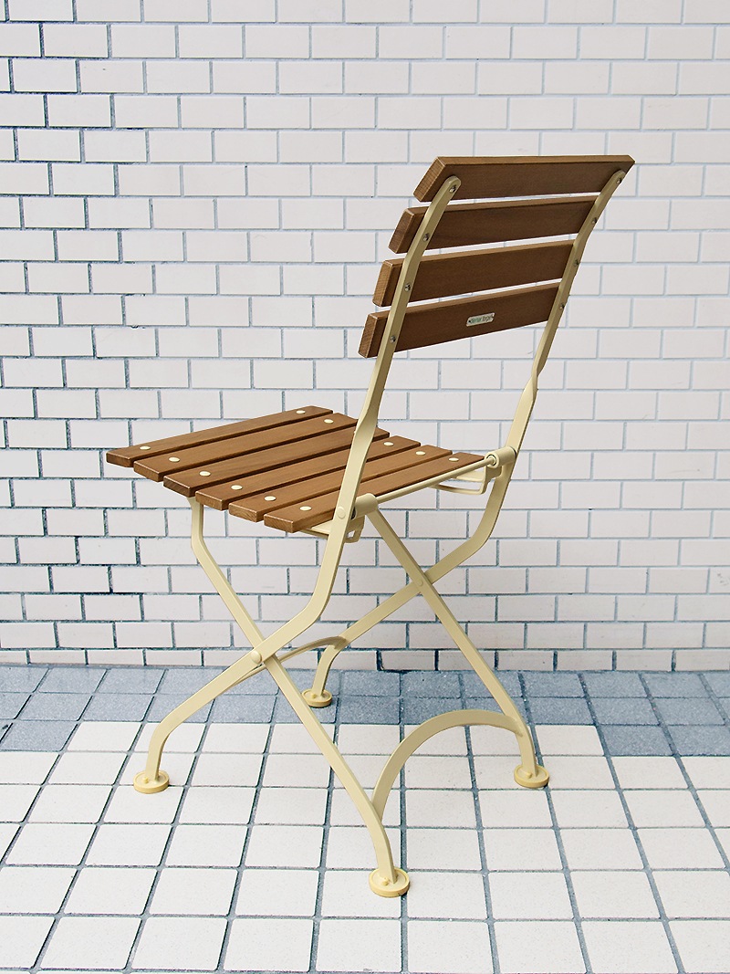 アウトドアファニチャー街中・雪山・クルーズ船・結婚式場などシーンを選ばず大活躍