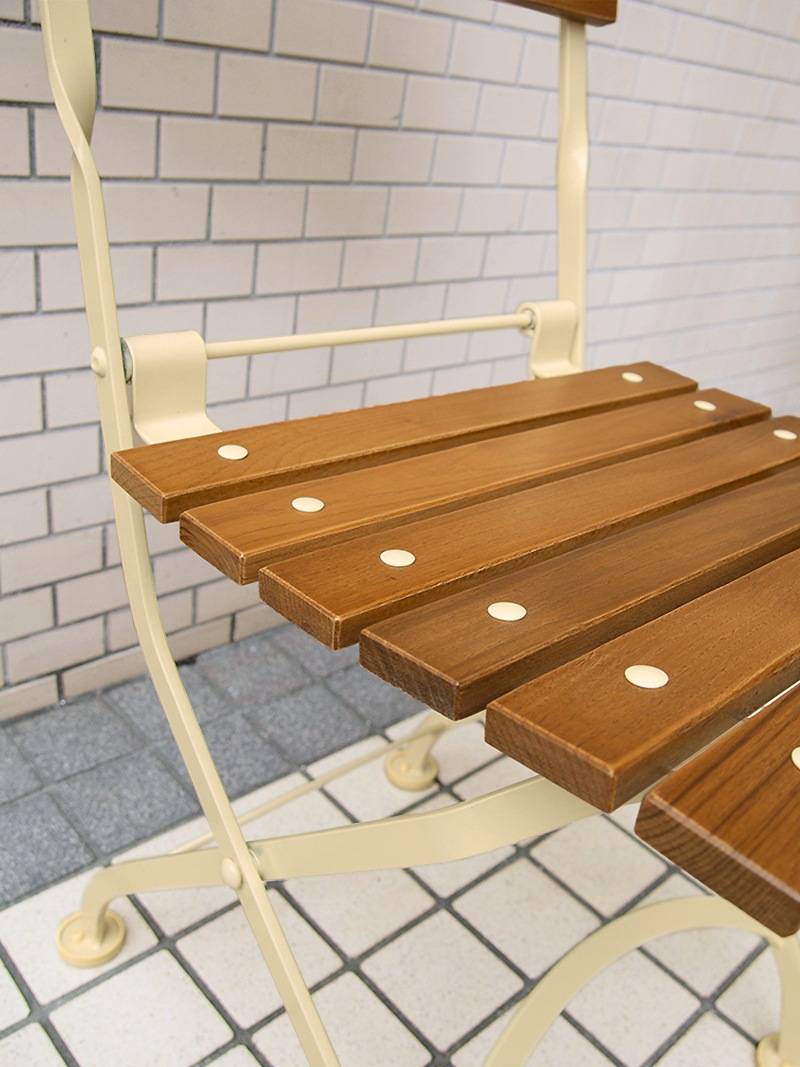 アウトドアファニチャー街中・雪山・クルーズ船・結婚式場などシーンを選ばず大活躍