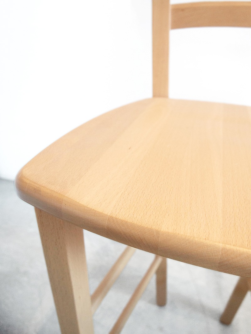 カウンターチェア背もたれ付きで座りやすい、店舗用にも最適な木製ハイチェア