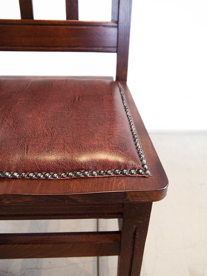 ダイニングチェアアンティーク調デザインで、店舗・業務用椅子にもおすすめ