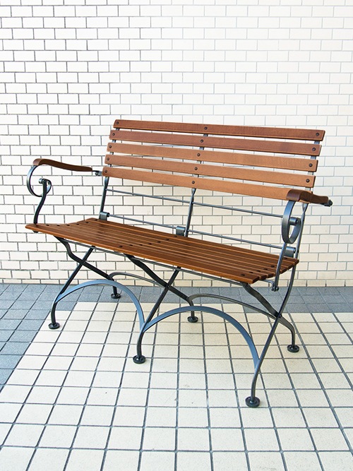 ベンチテラス席や公共施設でも選ばれる、高品質＆丈夫なベンチ