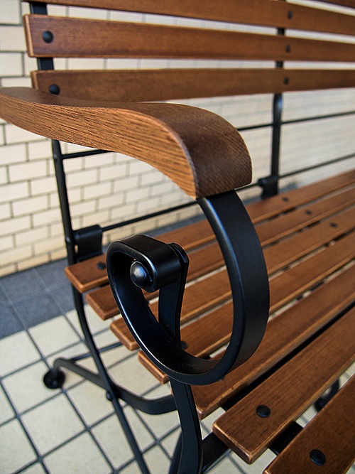 ベンチテラス席や公共施設でも選ばれる、高品質＆丈夫なベンチ