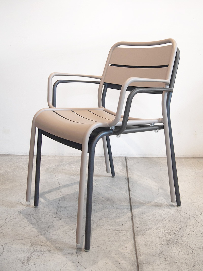 アウトドアファニチャー業務用にもおすすめの重ねられるアーム付きアルミチェア