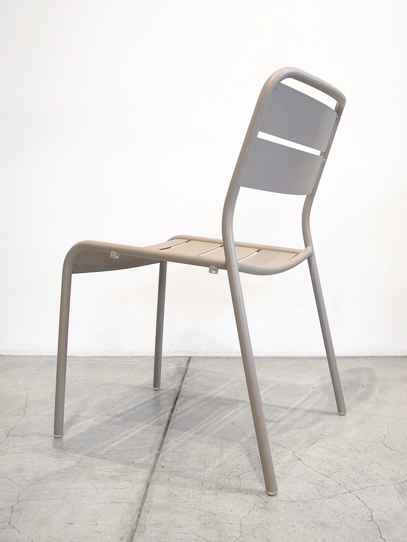 アウトドアファニチャー軽すぎず重すぎない、スタッキング可能なアルミチェア
