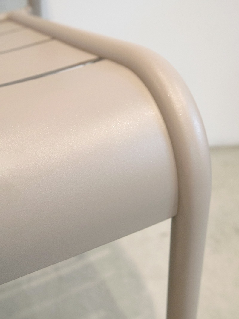 アウトドアファニチャー軽すぎず重すぎない、スタッキング可能なアルミチェア