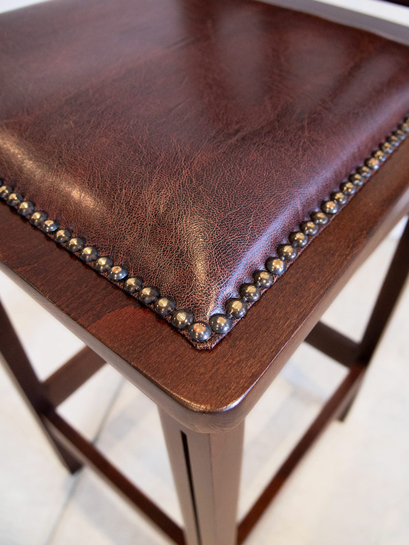 カウンターチェアアンティーク風のデザインはバーやカフェなど店舗用にも◎