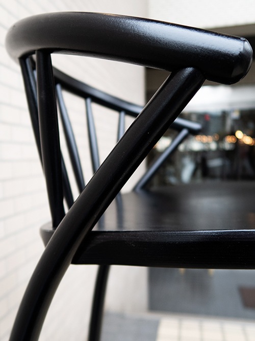 カウンターチェア無垢材の質感が魅力、カフェや飲食店にも馴染むハイチェア