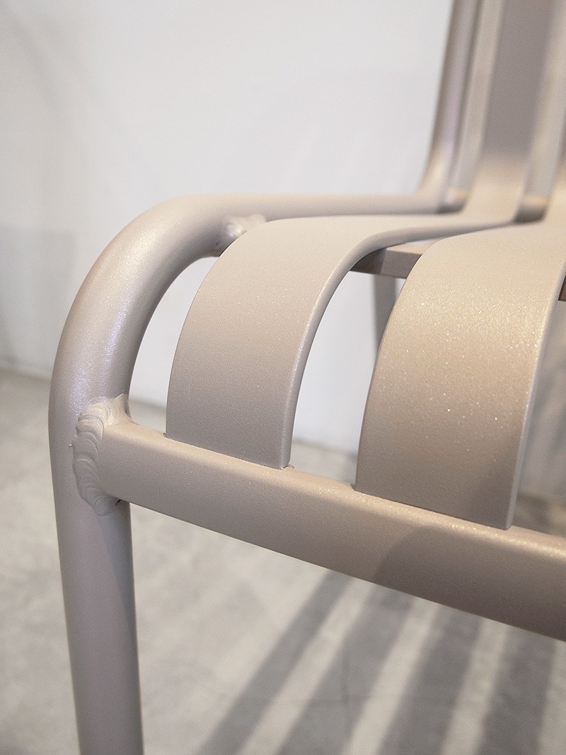 アウトドアファニチャー業務用にもおすすめの重ねられるアルミ製ベンチ