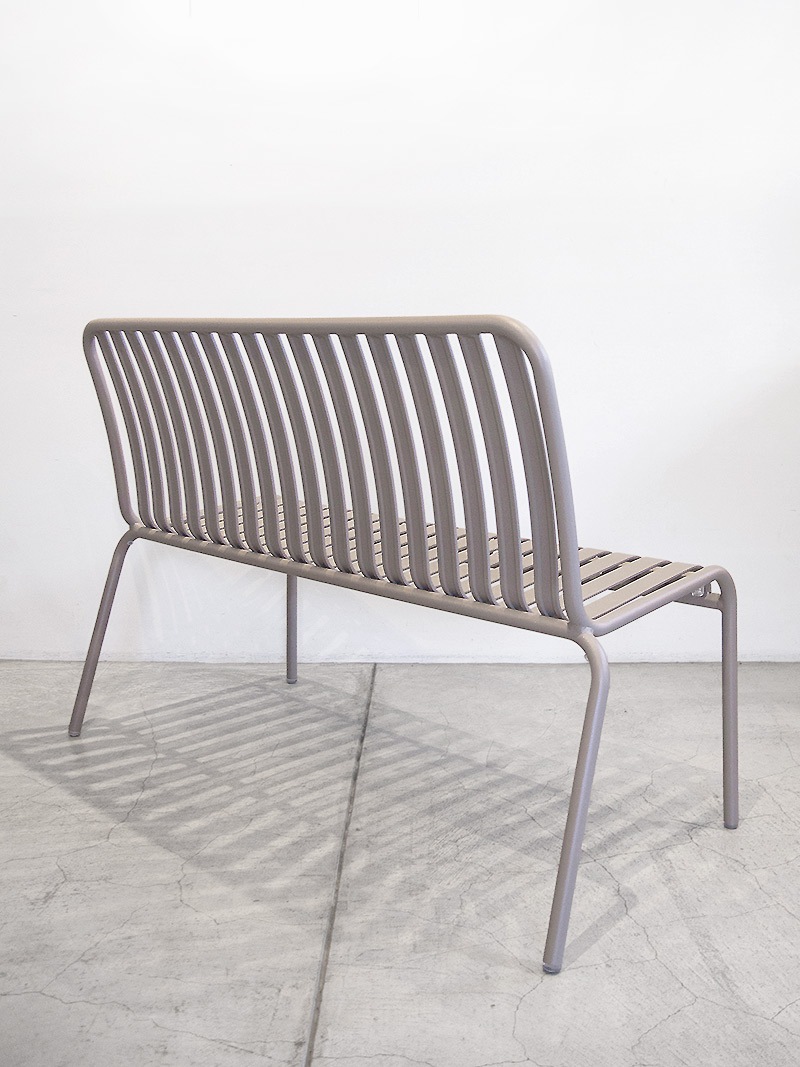 アウトドアファニチャー業務用にもおすすめの重ねられるアルミ製ベンチ