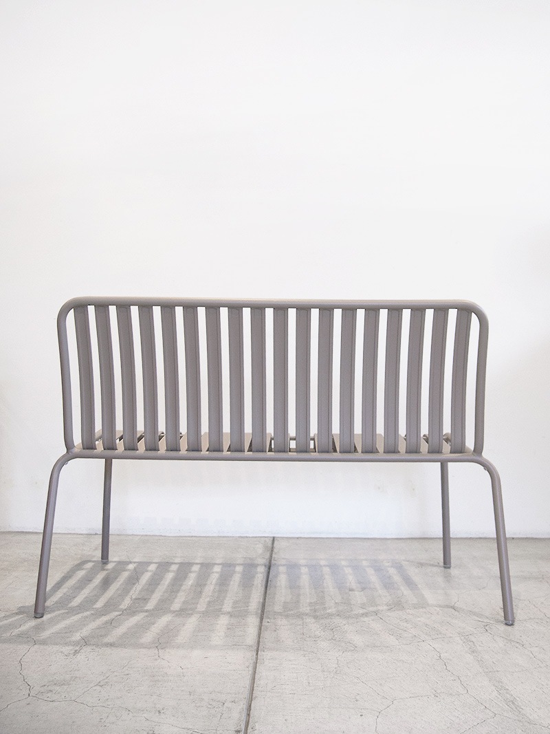 アウトドアファニチャー業務用にもおすすめの重ねられるアルミ製ベンチ