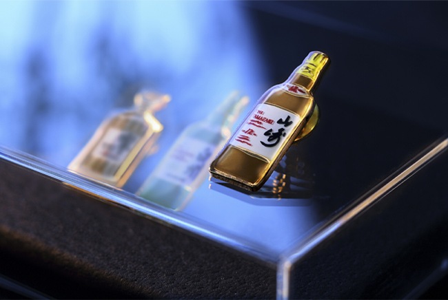 ボトルデザインピンバッチ【シングルモルトウイスキー山崎】商品詳細