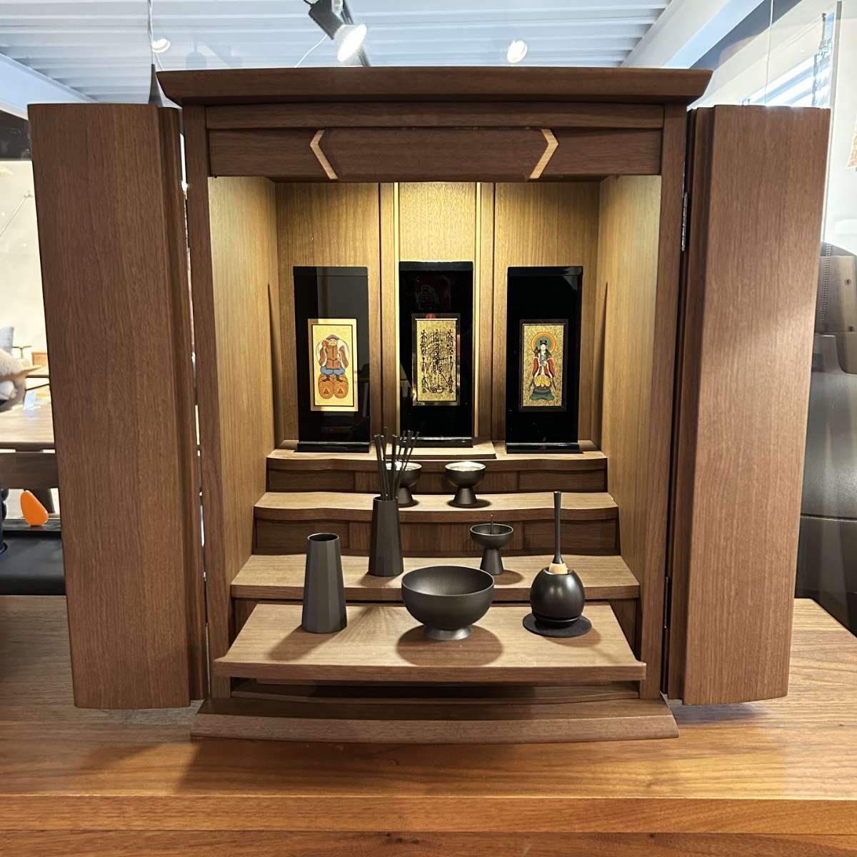 おしゃれで小さい仏壇】コンパクト上置タイプ（ウォールナット）MC-027