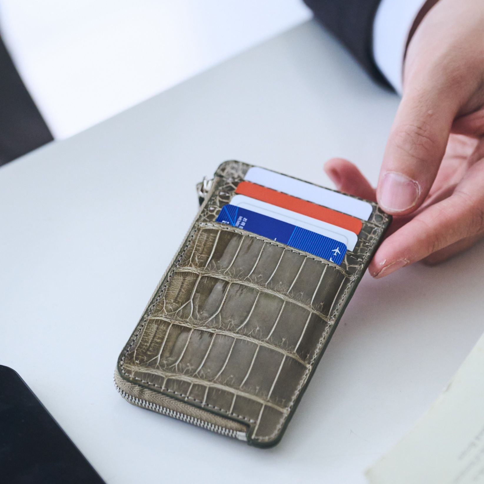 お値下げ⭐︎イルビゾンテ ケース　L字ファスナー　クロコ ウォレット | クロコ エンボスドレザー | クロコ エンボスド