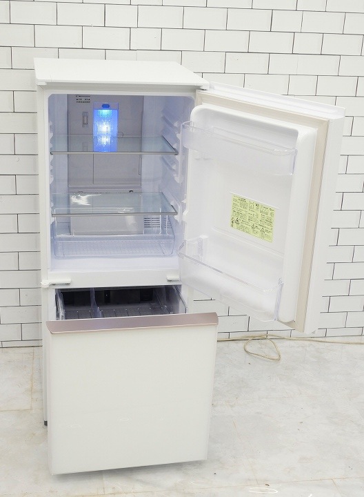 シャープ製2018年式137L中古冷凍冷蔵庫 SJ-GD14D-W
