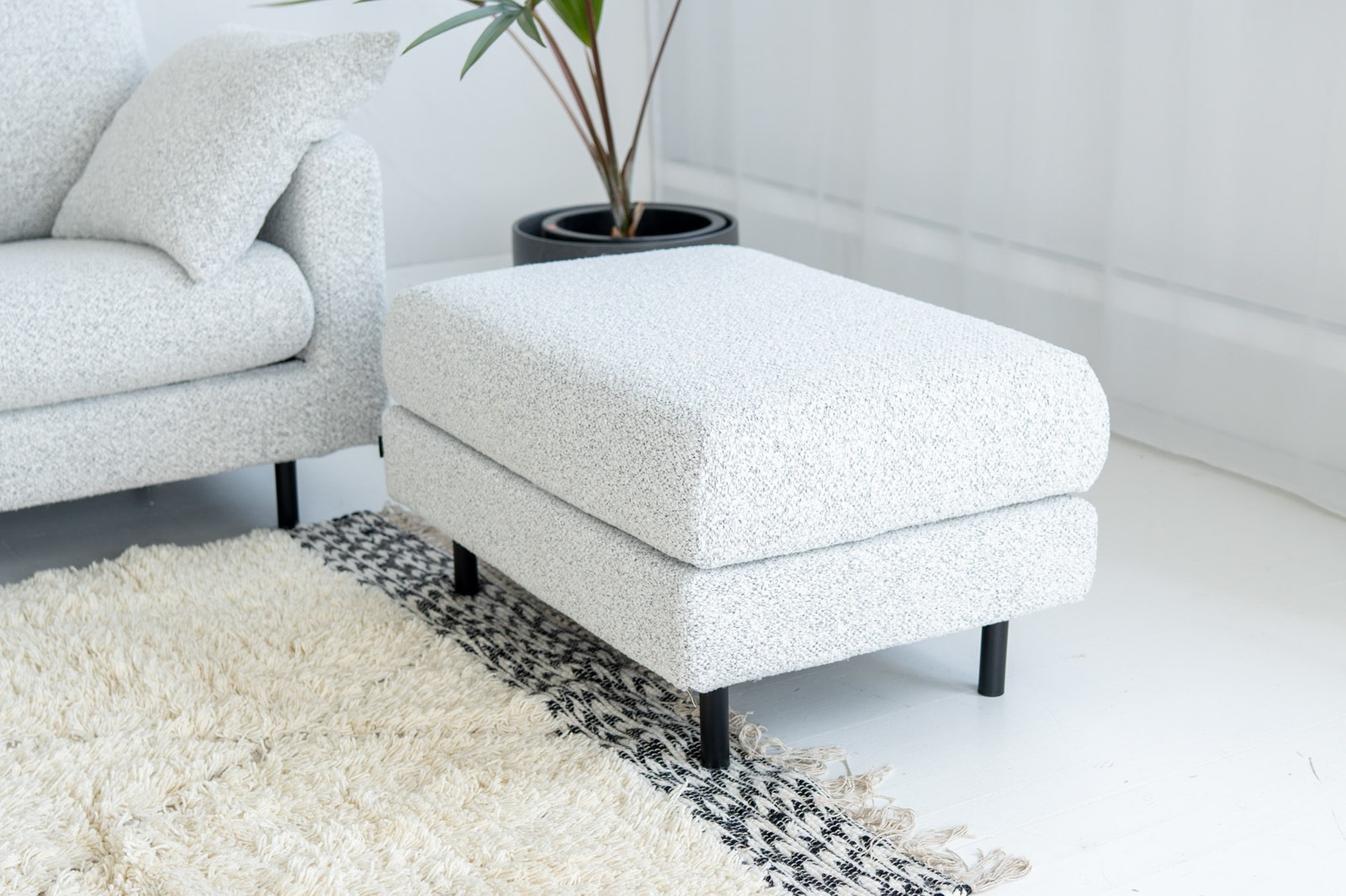 ELLA エラ ベロアスツール オットマン SHARK ATTACK オランダ ELLA エラ ベロアスツール オットマン SHARK ATTACK オランダ