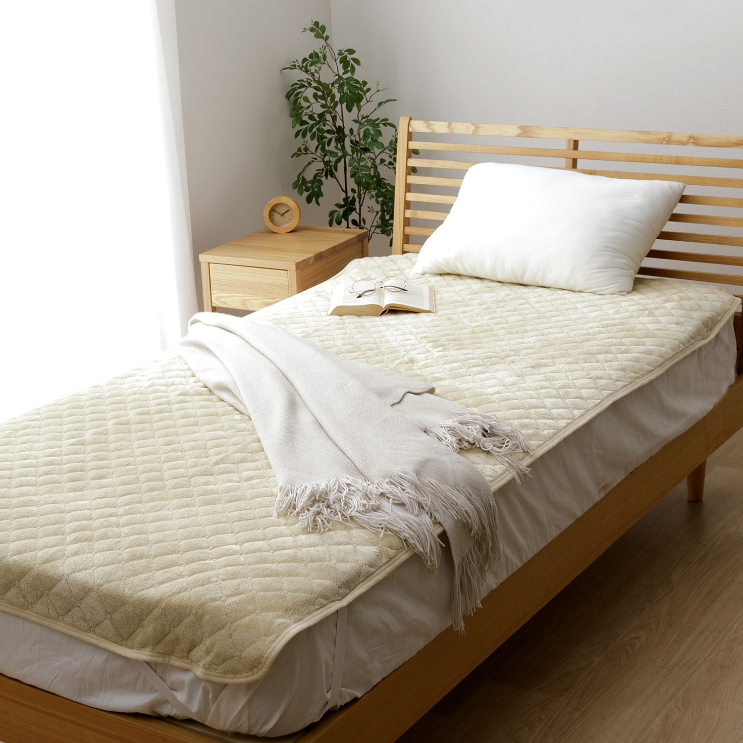 敷パッド ソニーク あったか 寝具 ベッドパッド シングル フランネル キルト加工 ゴムバンド付き 洗濯機OK