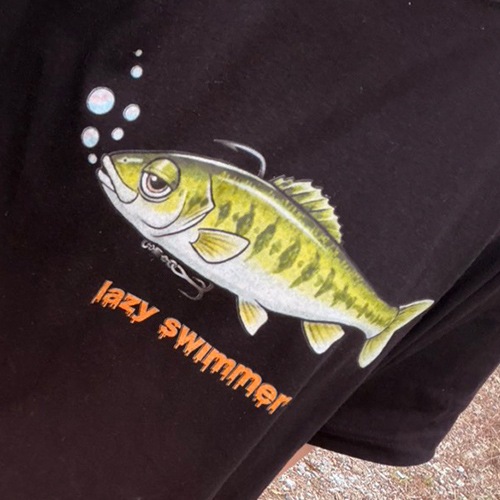 IK-432 レイジースイマーコミックプリントTシャツ